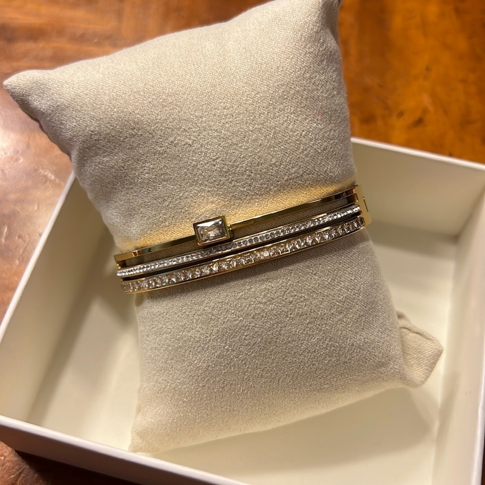 Bracelet with good toned and rhinestones